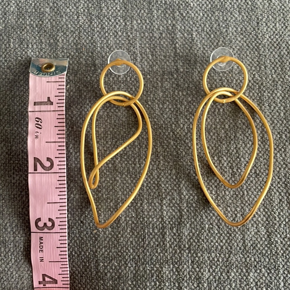 Gold tone dangling earrings - Picture 2 of 2